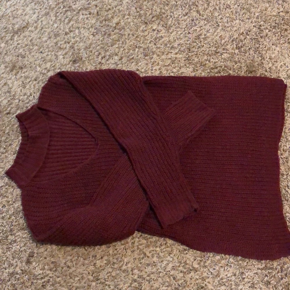 Burgundy sweater/ top•cut sides•v- neck•chocker